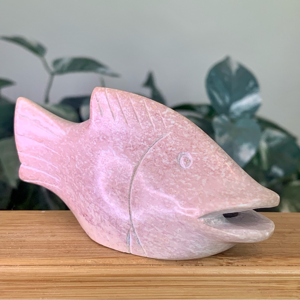 Large Pink Kisii Soapstone Hand Carved Fish Figurine Stone Animal Carving 3.7" - Picture 5 of 11